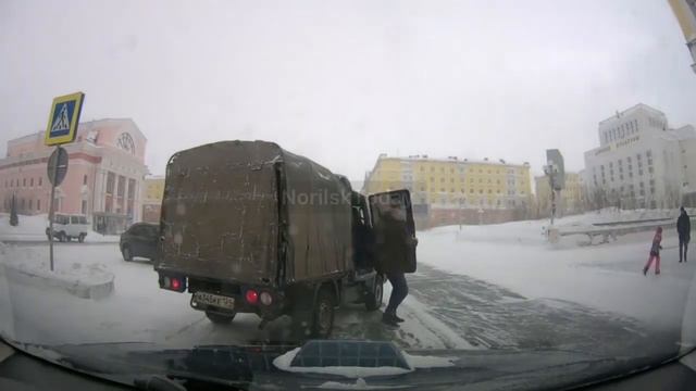 В Норильске установили личность водителя, который наехал на ребёнка на пешеходном переходе смотреть онлайн