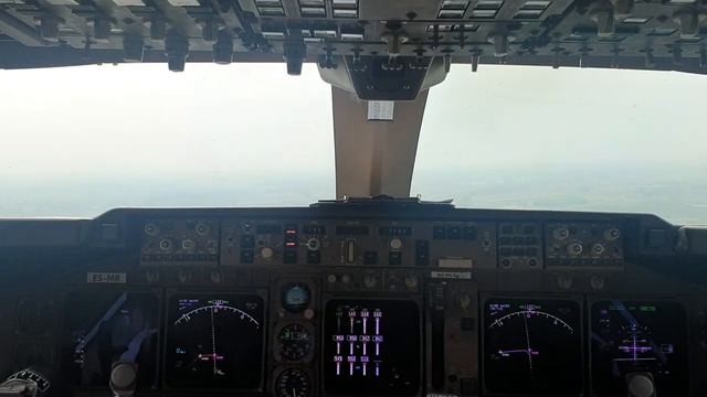 Работа командира самолета взлет пассажирского самолета вид из кабины пилотов
