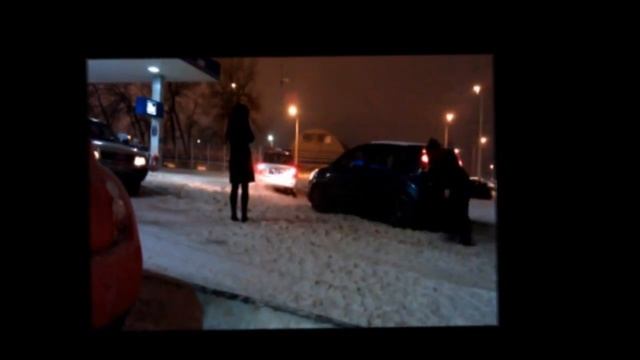 Экипаж ГАИ буксирует авто девушки на заправку. смотреть онлайн