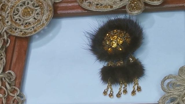 Броши из меха и биссера.