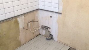 Напольный кафель. Не правильно рассчитали плитку. Плитки не хватило.