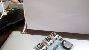 От адаптера на 5 вольт 1,5 ампер часы работают