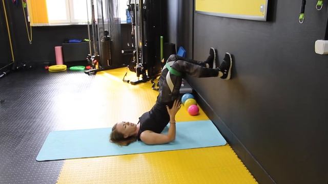 Разведение ног с резинкой с упором о стену смотреть онлайн