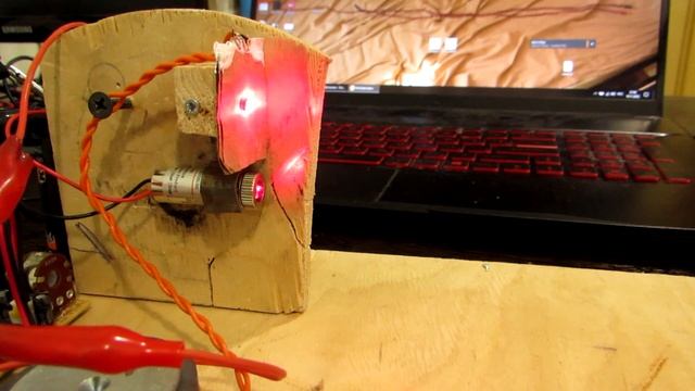 Демонстрация работы простого лазерного микрофона смотреть онлайн