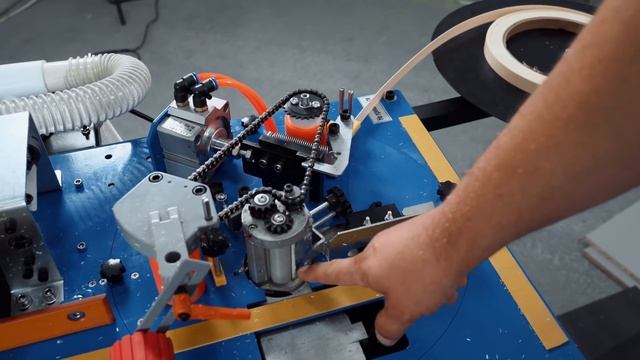 Кромкооблицовочные станки DM-110 и DM-111, настройка фрезеров и работа на разных типах кромки.