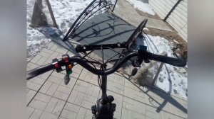 Электросамокат на больших колесах.