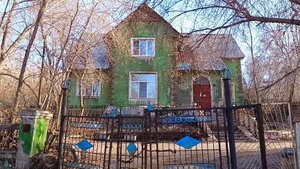 Магнитогорск, спуск с горы Магнитной в посёлок Берёзки, улица Щорса, частный сектор (11.04.2023)