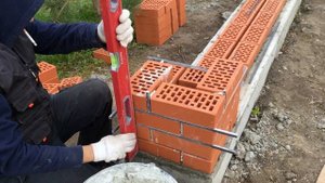 Кладка столбов из облицовочного кирпича