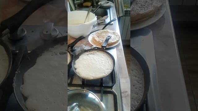 Выливаем блин на сковородку и переворачиваем смотреть онлайн