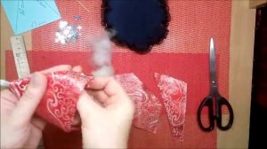 Елочные игрушки из остатков ткани.