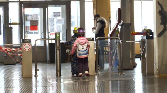 Как поставить ребенка на сноуборд? Школа сноубординга в ГЦ Снежком