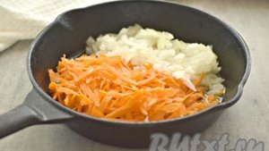 Рассольник из курицы с рисом и солёными огурцами