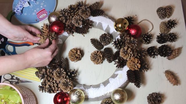 Как сделать РОЖДЕСТВЕНСКИЙ венок из ШИШЕК своими руками