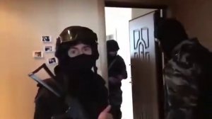 Прикол Спецназ при штурме ошибся дверью