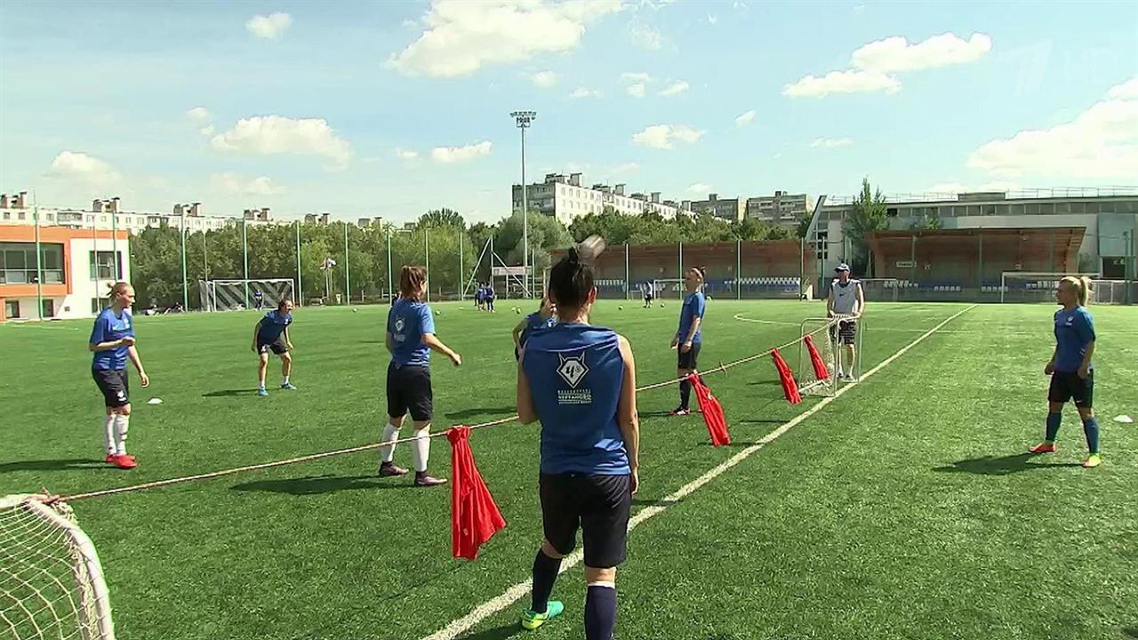 Про футбол москва. Футбольное поле. Футболисты на поле. Юные футболисты. Стадион.