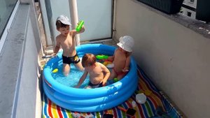 Детский надувной бассейн на балконе, Kinder aufblasbare Schwimmbecken auf dem Balkon