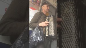 Дед играет на баяне!!! Круто!!