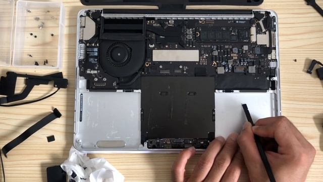 MacBook Pro 13 early 2015 Speaker and Battery Replacement