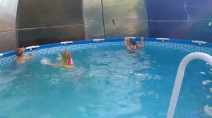 Лето. Жара. Мы купаемся в бассейне.