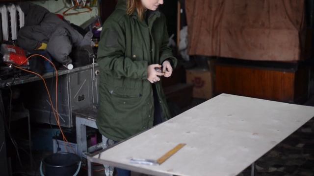 БЮДЖЕТНЫЙ СТОЛ СВОИМИ РУКАМИ: делаем СТИЛЬНЫЙ столик сами за 2700 РУБЛЕЙ!! смотреть онлайн