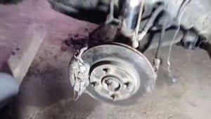 Как снять передние тормозные колодки Ford Focus 1 #RAZNOBOY #FordFocus1 #фордфокус1