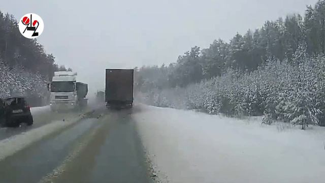 Легковушка протаранила встречную фуру. Real video смотреть онлайн