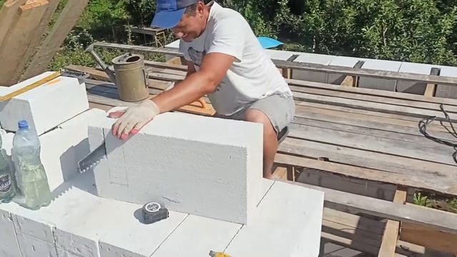 Стелим черновые полы, кладем первый ряд второго этажа смотреть онлайн