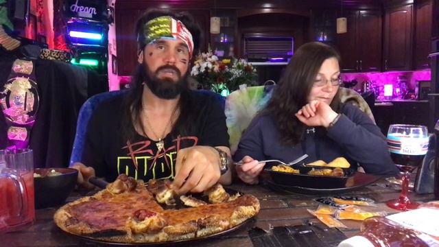 Garlic Knot Hotdog Crusted Pizza / Chinese Food смотреть онлайн