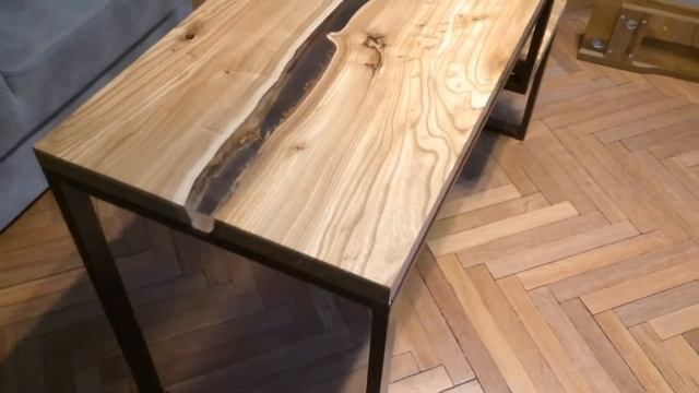 Рабочий стол река с полкой из массива дерева. смотреть онлайн