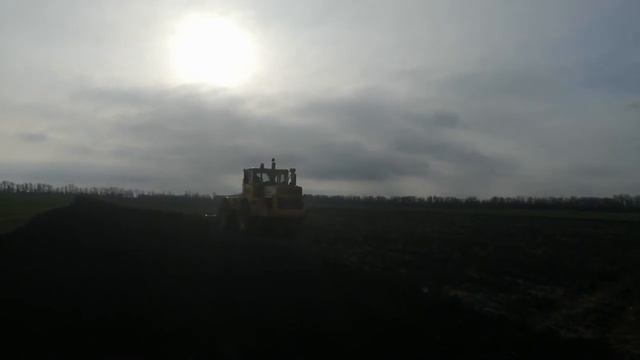 Вспашка земли плугом ПСКу-7 (ПШК-7) трактором К-701 смотреть онлайн