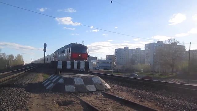 Тепловоз ТЭП70-0175 с поездом Москва-Архангельск смотреть онлайн