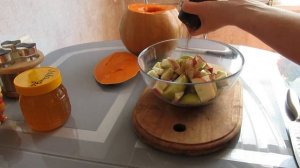 Тыква фаршированная яблоками с корицей!