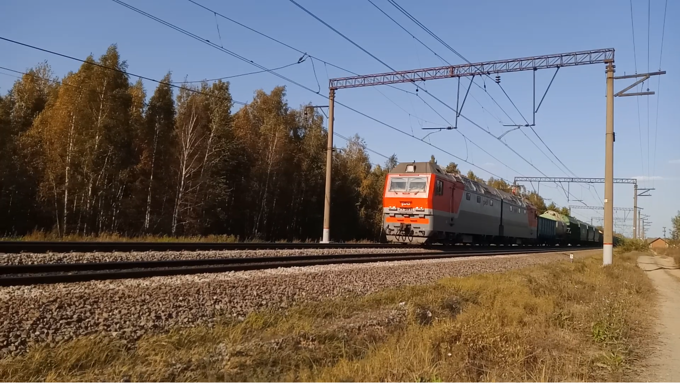 "Поприветствовала!" Электровоз 2ЭС6-1378 с грузовым поездом.