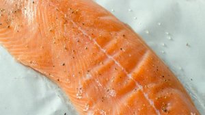 Запечённый лосось с йогуртовым соусом