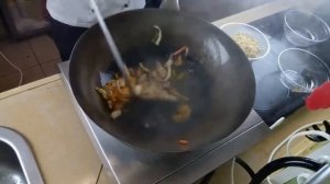 Как готовят Удон с курицей в ресторане Островок Суши