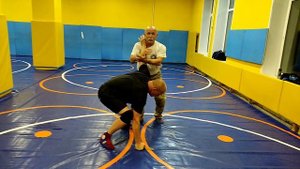 от угрозы ножом к животу с захватом шеи. В. Н. Крючков