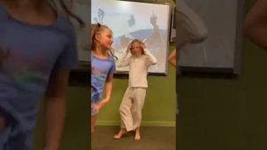 ПЕСЕНКА ЭЛЛИ и ее друзей из сказки Волшебник Изумрудного города ПОЮТ УЧЕНИКИ РУССКОЙ ШКОЛЫ