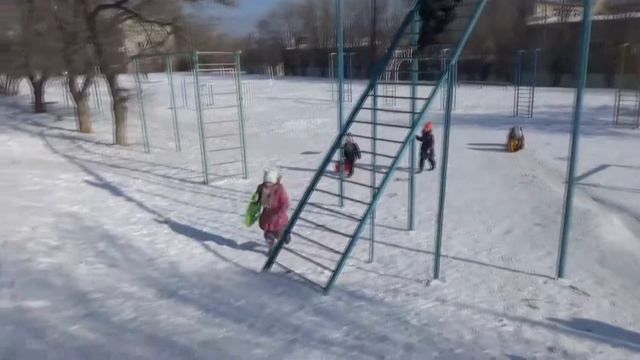 ИДЁМ КАТАТЬСЯ С ГОРКИ Зимняя прогулка в воскресенье Go ride the hill. Winter walk on Sunday. смотреть онлайн