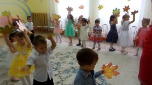Танец с листьями в младшей группе "Листики дубовые, листики кленовые"