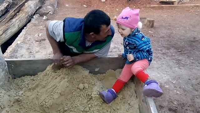 Маленькая девочка ругается за песочницу. смотреть онлайн