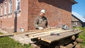 Столешница из старых досок. Чистый уголокв доме.