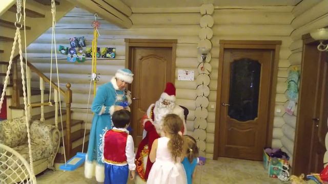 Поздравление от Деда Мороза и Снегурочки (часть 3)