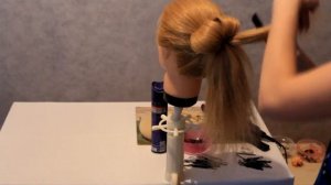 Прическа на средние и длинные волосы. Сделать низкий пучек.