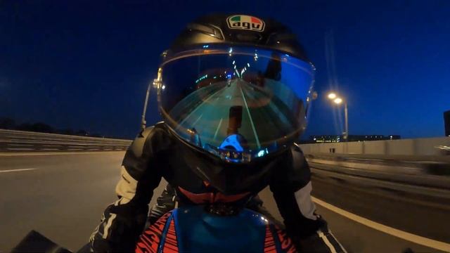 Мотодевочка на BMW S1000RR по ночному городу
