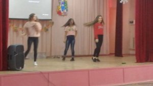 Красивый новогодний танец от 6 г класса! Девчонки вы супер!