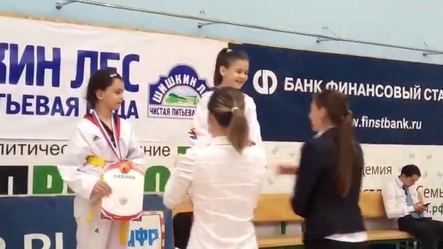 Мои соревнования по ТХЕКВОНДО.Меня поздравляют у меня первое место!!!!??????