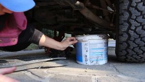 Isuzu Trooper engine oil change / Замена масла в двигателе Исузу Трупер