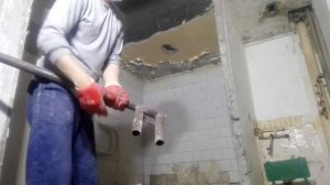Самостоятельный демонтаж сантехнической кабины практически  без шума.