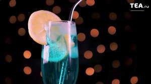 Смешали блю кюрасао с лимоном и спрайтом, остался последний штрих...