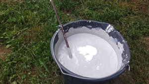 Побелка для курятника из негашеной извести с добавлением клея ПВА